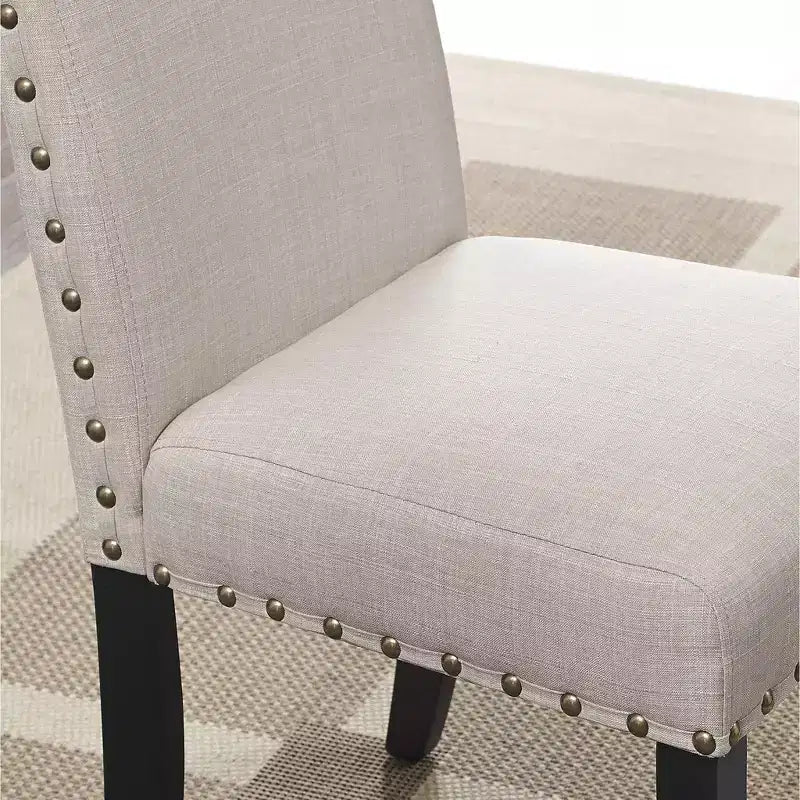 Chaises de salle à manger en tissu, ornées de rivets, couleur marron.
