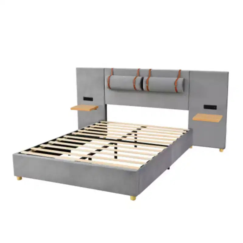 Lit plateforme en velours de taille standard avec deux prises, ports de chargement USB, oreillers de chevet et étagères de rangement